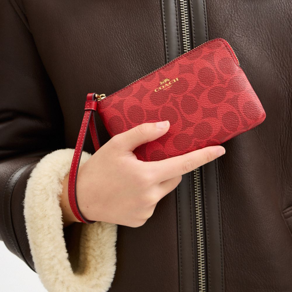 COACH®,WRISTLET À FERMETURE ZIPPÉE D’ANGLE EN TOILE EXCLUSIVE,Toile exclusive,Or/rouge vif,Detail View