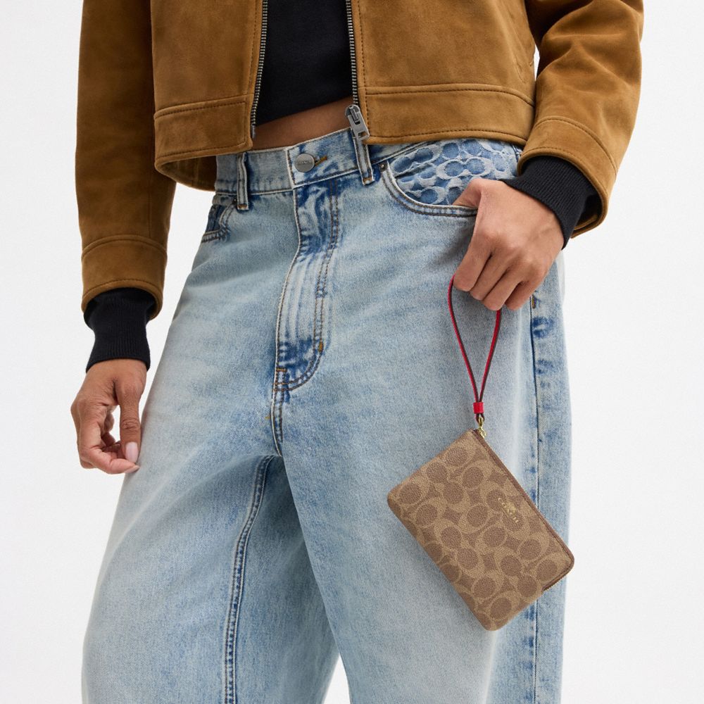 COACH®,WRISTLET À FERMETURE ZIPPÉE D’ANGLE EN TOILE EXCLUSIVE,Toile exclusive,Im/Marron orangé/œillet,Detail View