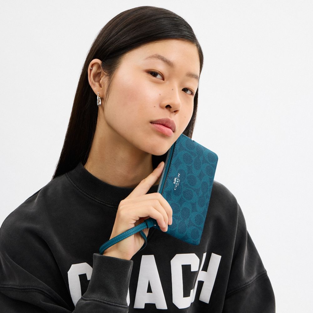 COACH®,WRISTLET À FERMETURE ZIPPÉE D’ANGLE EN TOILE EXCLUSIVE,Toile exclusive,Argent/Aigue-marine,Detail View