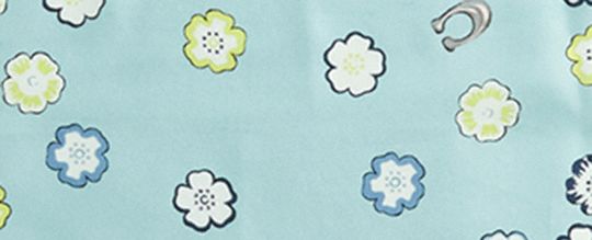 COACH®,ÉCHARPE LOSANGE EN SOIE AVEC IMPRIMÉ CASCADE ROSE THÉ,Bleu pâle