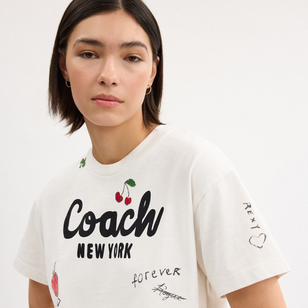 Coach Cropped T-shirt Mit -schriftzug In Schreibschrift Und Skizzen-print In Multi