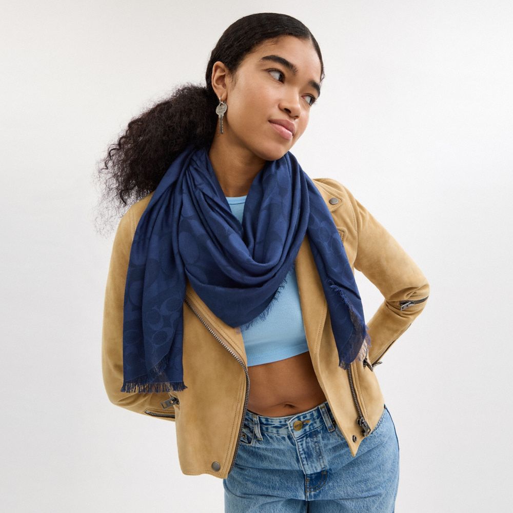 COACH®,ÉCHARPE CARRÉE SURDIMENSIONNÉE SIGNATURE,Bleu marine véritable,Detail View