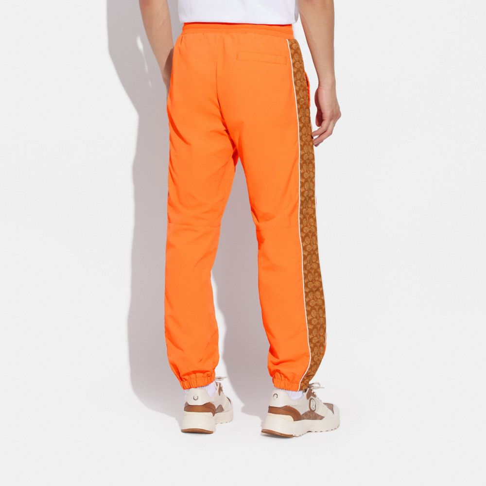 COACH®,PANTALON DE SURVÊTEMENT,Polyamide,Orange/Bronzé signature multi,Scale View