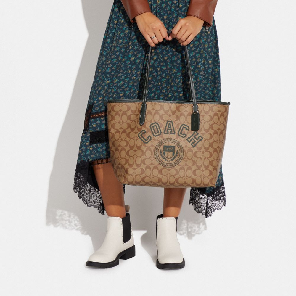 Coach City Tote in Signature Canvas – Club de Mode