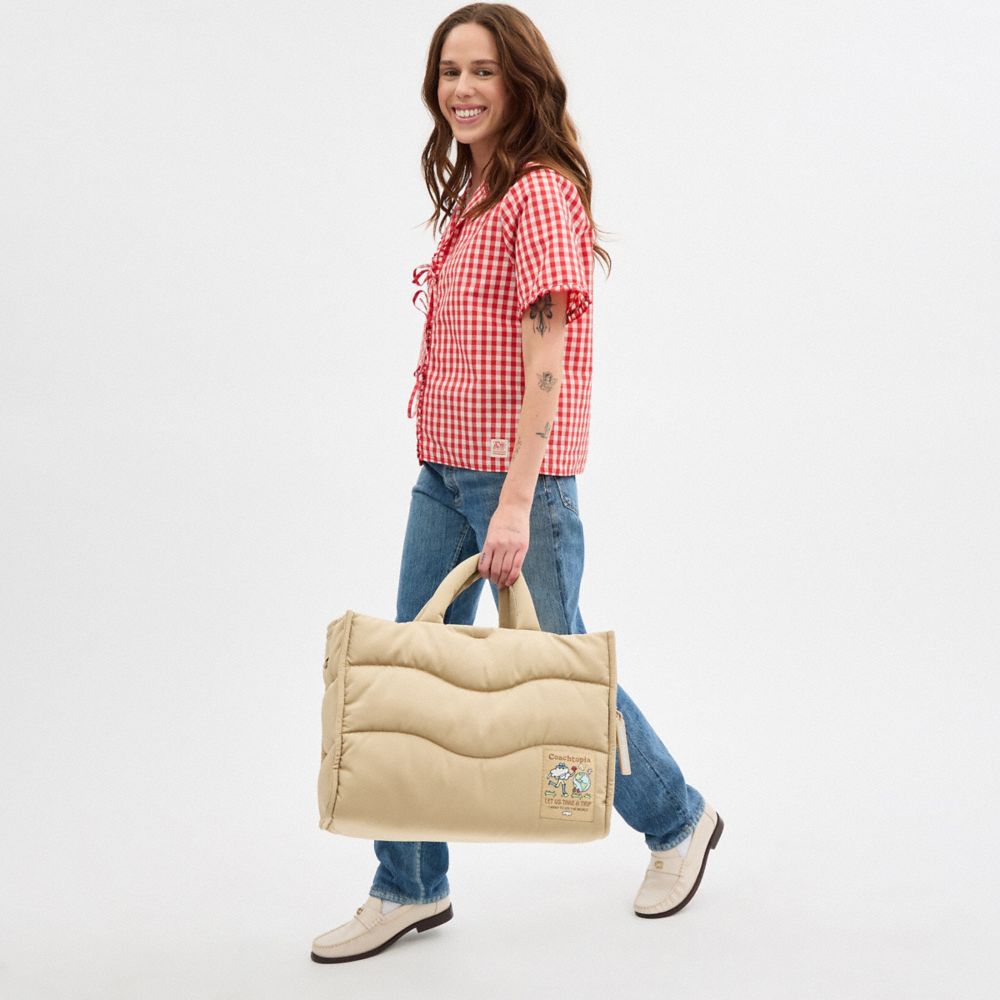 Coach Topia Loop Tote Aus Recyceltem Polyester Mit Steppung Im Wellenmuster In Beige