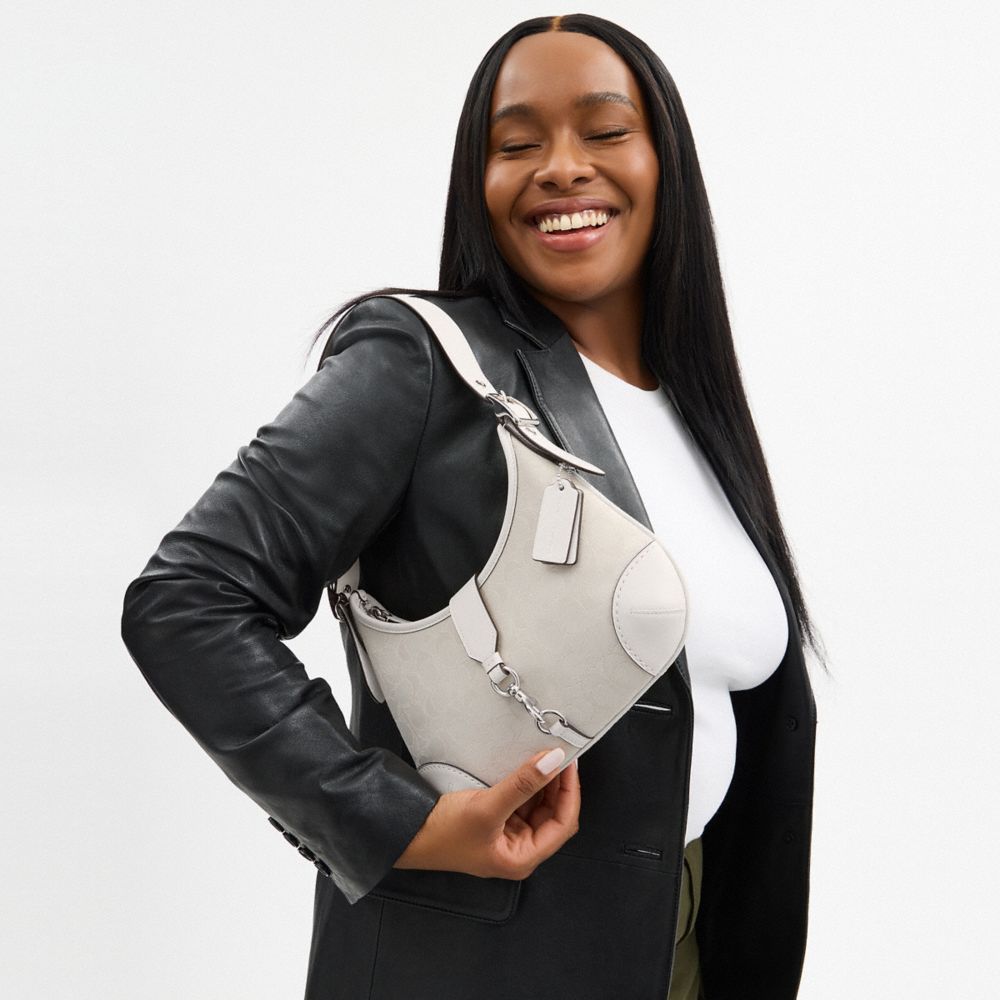 COACH®,SAC HOBO HAMPTONS EN JACQUARD EXCLUSIF,Argent/Nuage Craie,Detail View