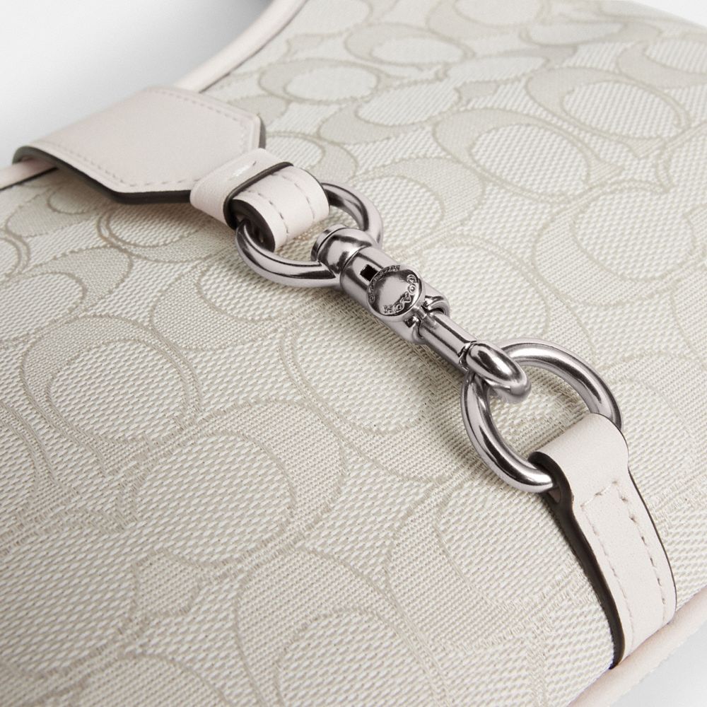 COACH®,SAC HOBO HAMPTONS EN JACQUARD EXCLUSIF,Argent/Nuage Craie,Closer View