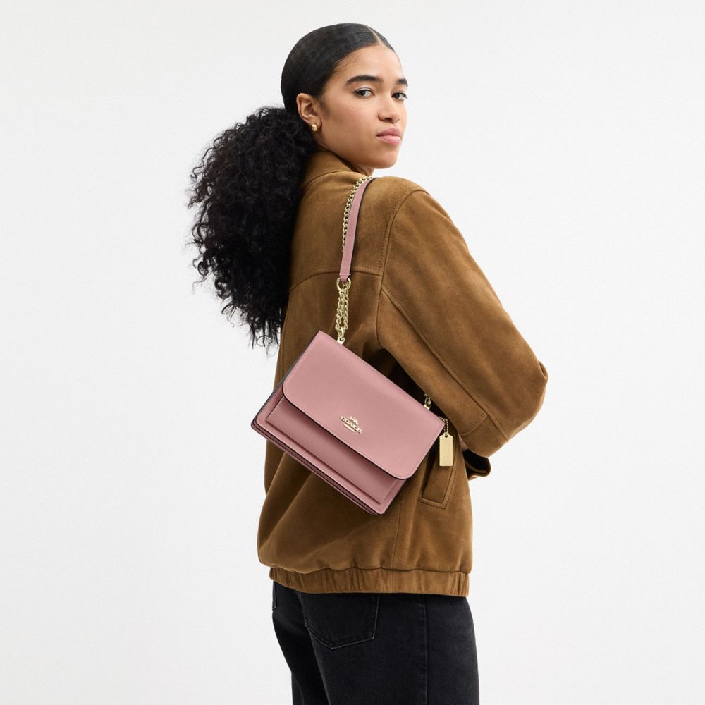 COACH®,SAC BANDOULIÈRE KLARE,Cuir de veau,Or/Rose Pétale,Detail View