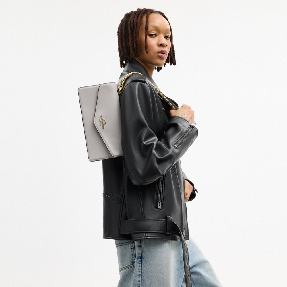 COACH®,SAC BANDOULIÈRE ENVELOPPE KLARE,Cuir de veau,Im/Gris tourterelle,Detail View