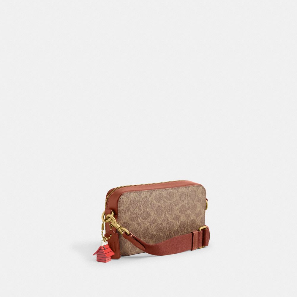 COACH®,【COACH X PEANUTS】チャーター スリム クロスボディ・シグネチャー キャンバス,メッセンジャー&ボディバッグ,ﾀﾝ ﾌﾞﾗｳﾝ ﾏﾙﾁ