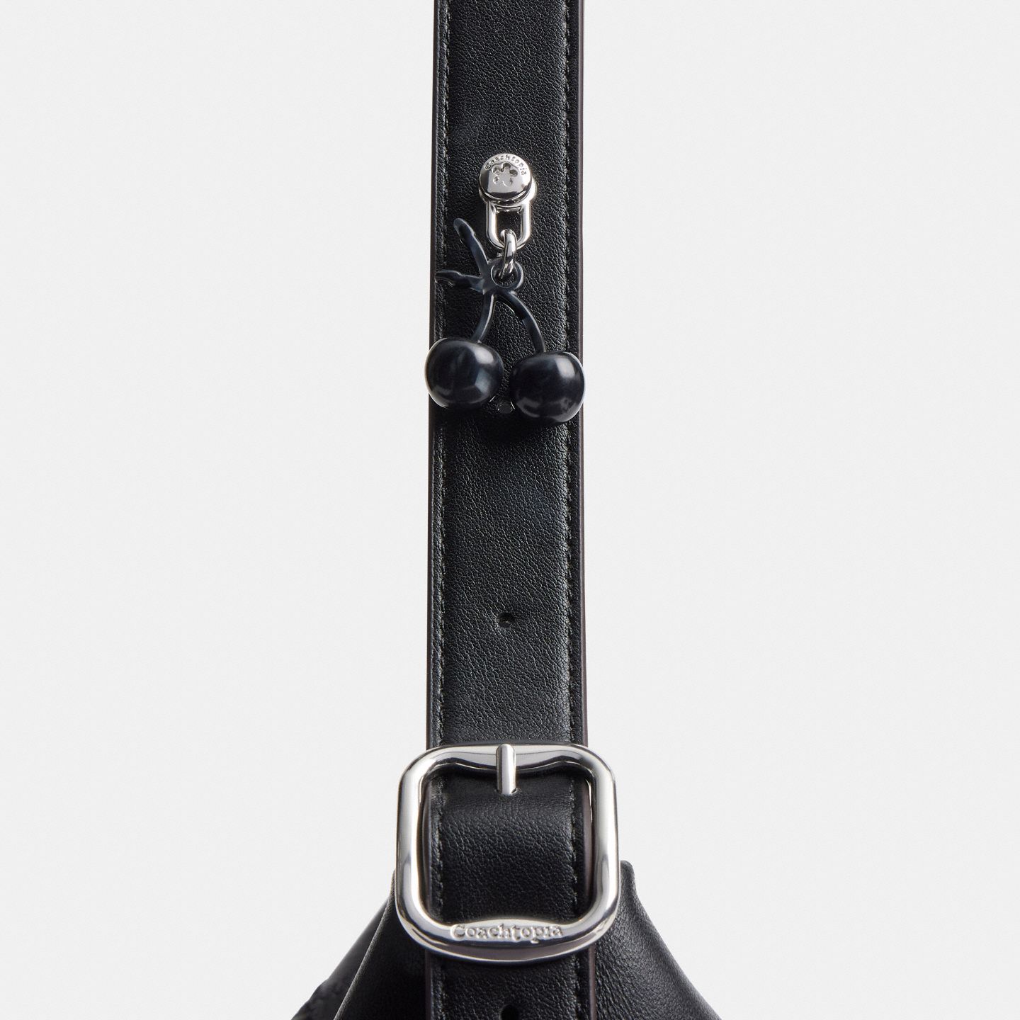 Брелок Coach Cherry Bag Charm With Screwback, цвет: Чёрный — фото 2