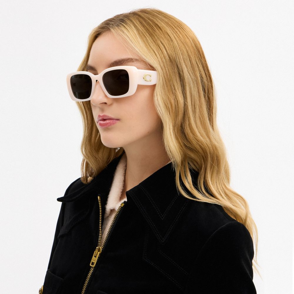 COACH®,LUNETTES DE SOLEIL RECTANGULAIRES OVERSIZE AVEC MAXI « C » SCULPTÉ,Ivoire laiteux,Detail View
