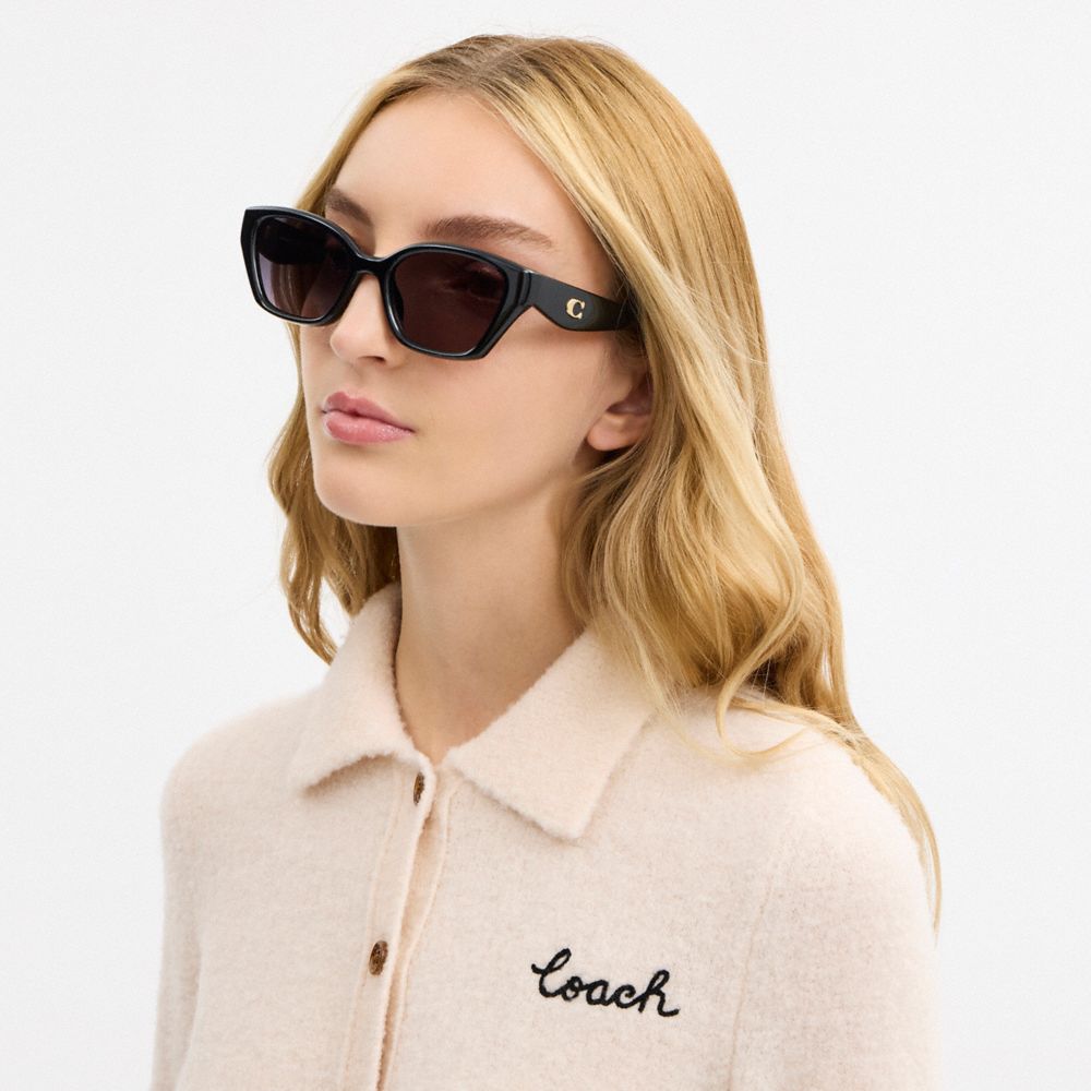 COACH®,LUNETTES DE SOLEIL ŒIL-DE-CHAT CARRÉES AVEC ÉLÉMENT « C »,Noir,Detail View