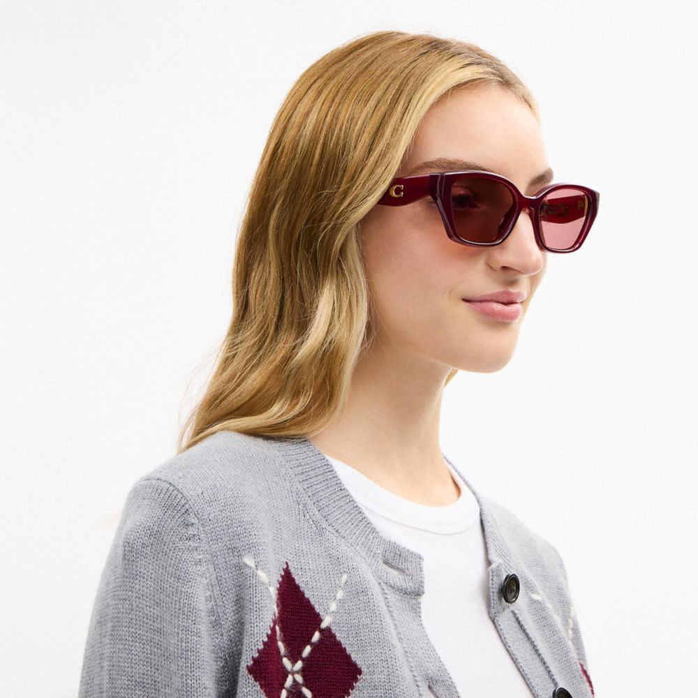 COACH®,LUNETTES DE SOLEIL ŒIL-DE-CHAT CARRÉES AVEC ÉLÉMENT « C »,Rouge,Detail View
