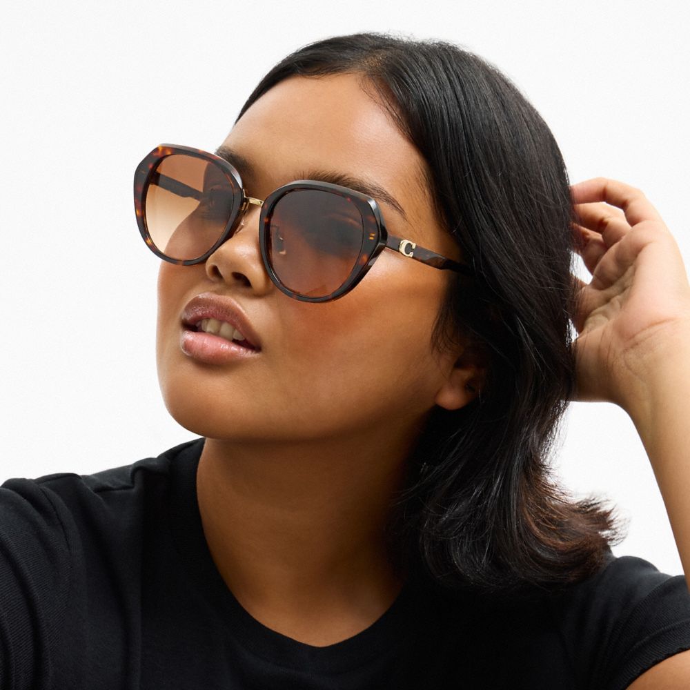 COACH®,LUNETTES DE SOLEIL RONDES OVERSIZE AVEC MAXI « C » SCULPTÉ,Écaille de tortue sombre,Detail View