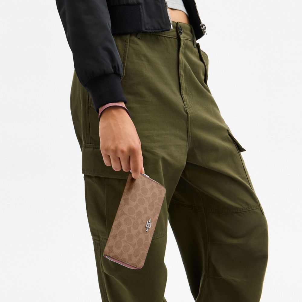 COACH®,LONG PORTEFEUILLE ZIPPÉ SUR TOUT LE TOUR AVEC PORTE-CARTES AMOVIBLE EN TOILE EXCLUSIVE,Toile exclusive,Sv/Marron orangé/Rose poudré,Detail View