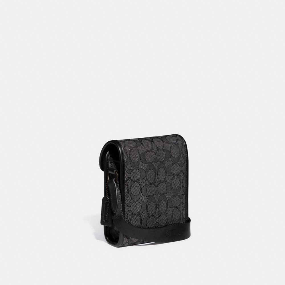 COACH®,PORTÉ-CROISÉ NORTH SOUTH AVEC POCHETTE HYBRIDE EN JACQUARD SIGNATURE,Jacquard,Charbon/Noir,Angle View