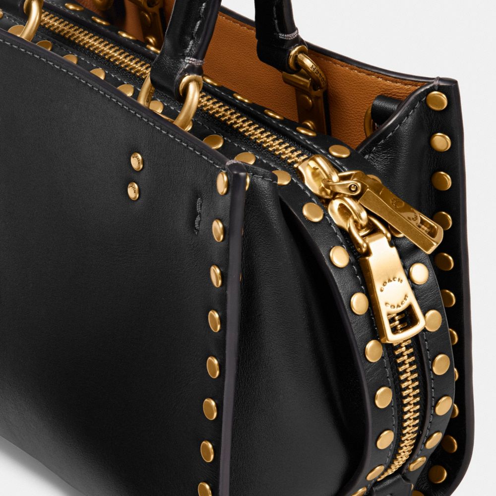 COACH®,ROGUE 17 AVEC ŒILLETS,Cuir tanné,Laiton/Noir,Closer View