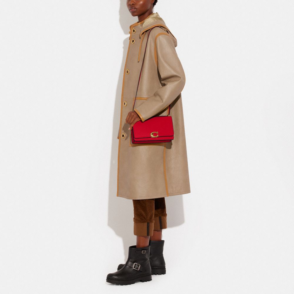 COACH®,PORTÉ-ÉPAULE BANDIT,Cuir de veau raffiné luxueux,Laiton/Rouge audacieux,Detail View