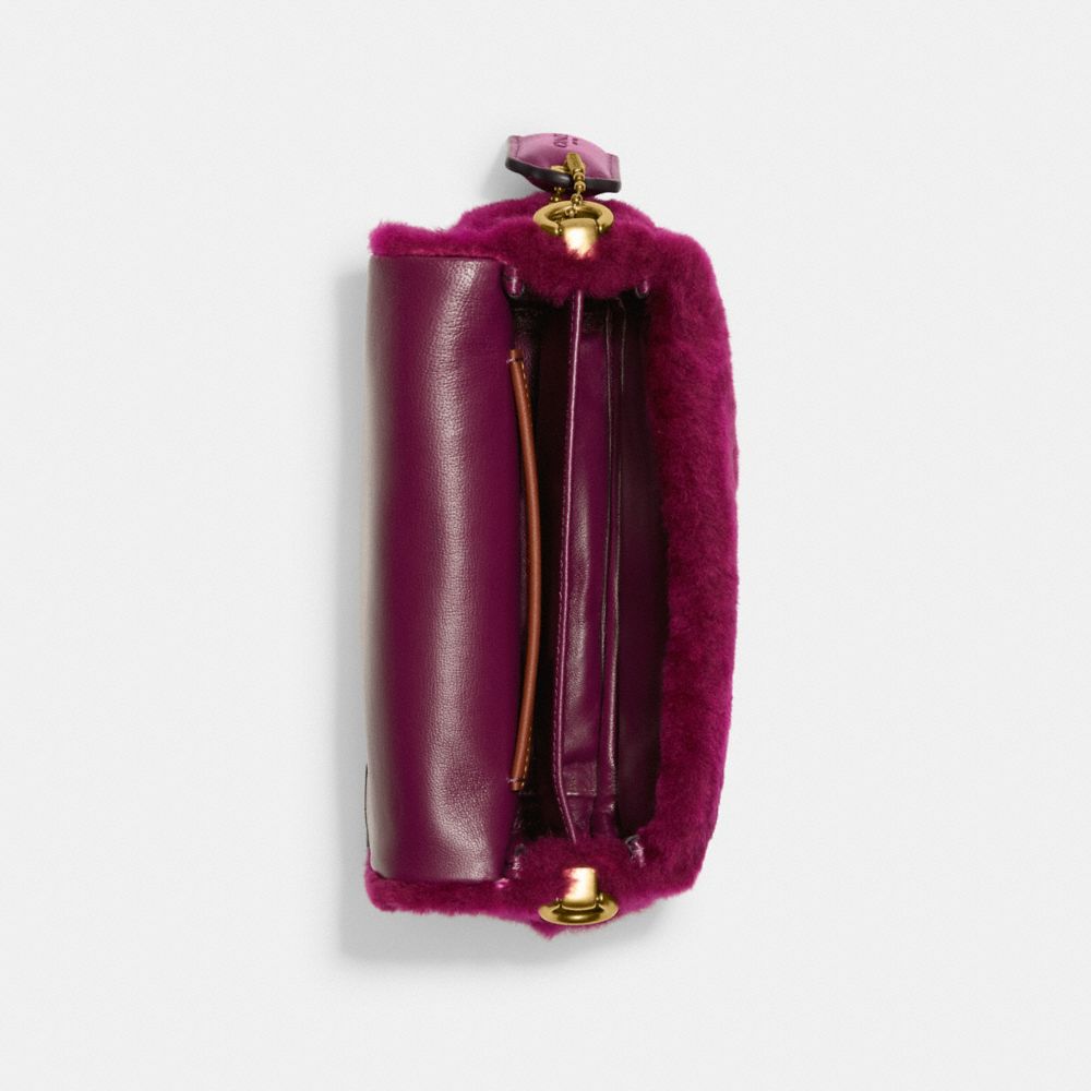COACH®,PORTÉ-ÉPAULE PILLOW TABBY 18 EN RASON,Peau de mouton,Laiton/Fuchsia,Inside View,Top View