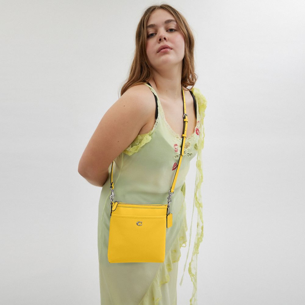 COACH®,SAC À PORTÉ-CROISÉ MESSAGER KITT,Cuir Cross-grain,Argenté/Canari