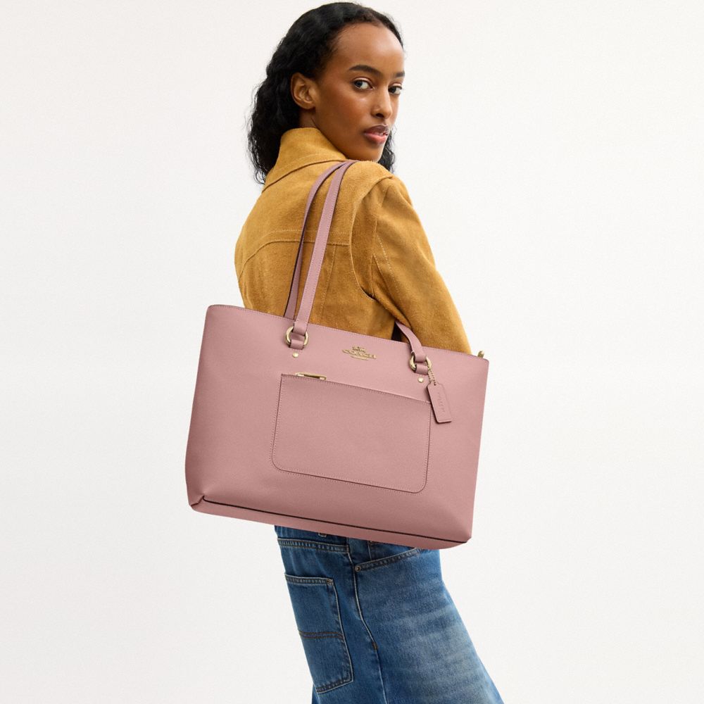 COACH®,CABAS STATION,Cuir Cross-grain,Or/œillet,Detail View