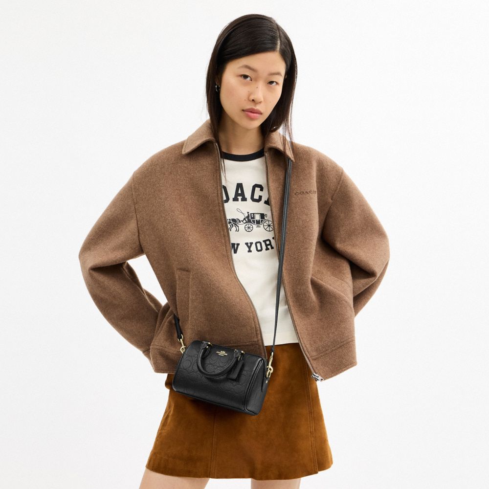 COACH®,MINI SAC BANDOULIÈRE ROWAN EN CUIR EXCLUSIF,Doré/Noir