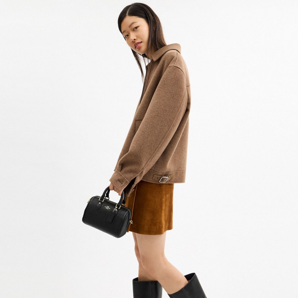 COACH®,MINI SAC BANDOULIÈRE ROWAN EN CUIR EXCLUSIF,Doré/Noir,Detail View