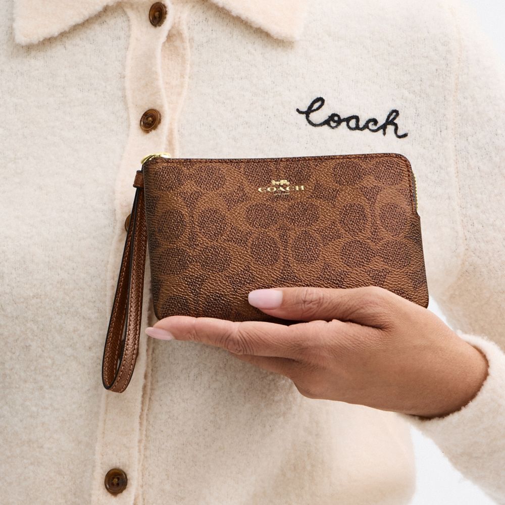 COACH®,WRISTLET À FERMETURE ZIPPÉE D’ANGLE EN TOILE EXCLUSIVE,Im/Marron/Cuivre,Detail View