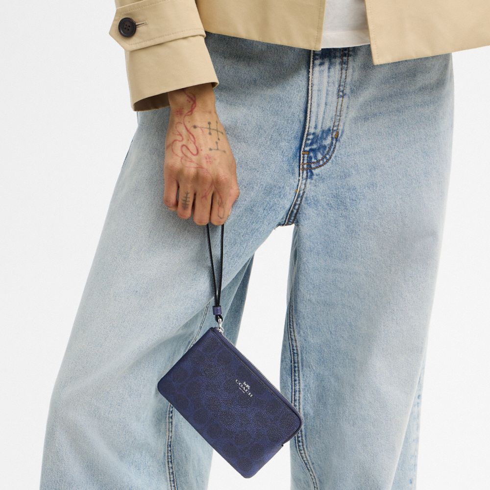 COACH®,WRISTLET À FERMETURE ZIPPÉE D’ANGLE EN TOILE EXCLUSIVE,Sb/Bleu/Bleu marine,Detail View