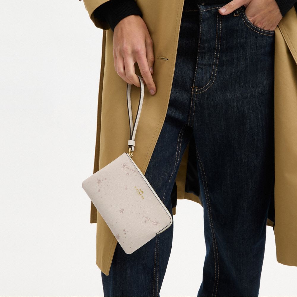 COACH®,WRISTLET À FERMETURE ZIPPÉE D’ANGLE AVEC MOTIF ÉTOILE,Cuir innovant,Or/Craie Multi,Detail View
