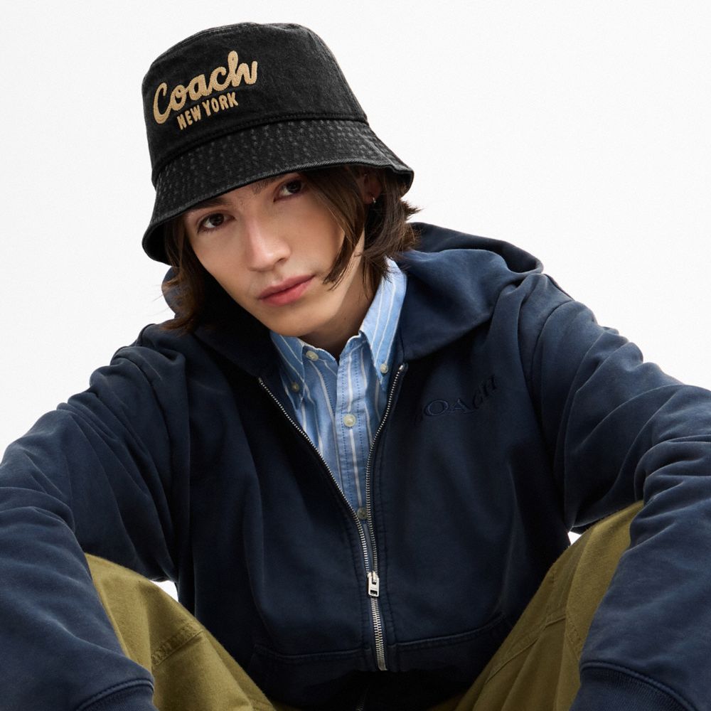 Женские головные уборы Coach Script Embroidered Denim Bucket Hat — фото 3