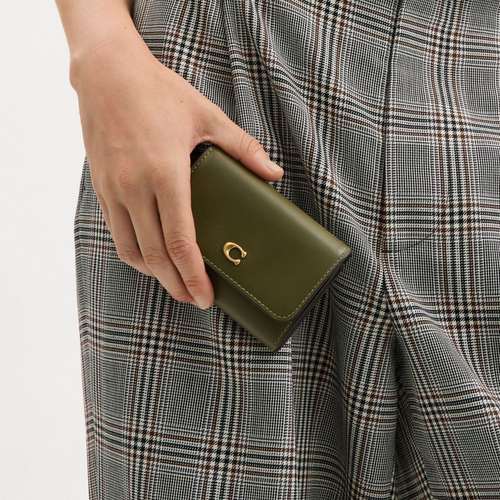 COACH®,PORTE-CARTES À RABAT ESSENTIEL,Cuir lisse,OLIVE/LAITON,Detail View