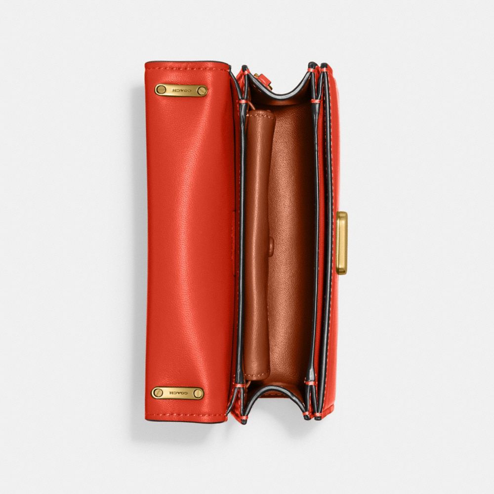 COACH®,SAC PORTÉ-CROISÉ BANDIT,Cuir de veau raffiné luxueux,Laiton/Orange soleil,Inside View,Top View