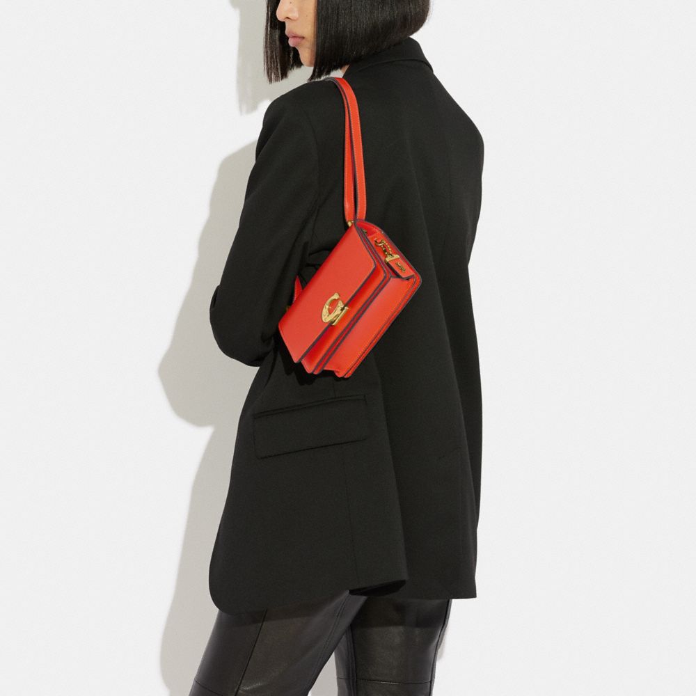 COACH®,SAC PORTÉ-CROISÉ BANDIT,Cuir de veau raffiné luxueux,Laiton/Orange soleil,Detail View