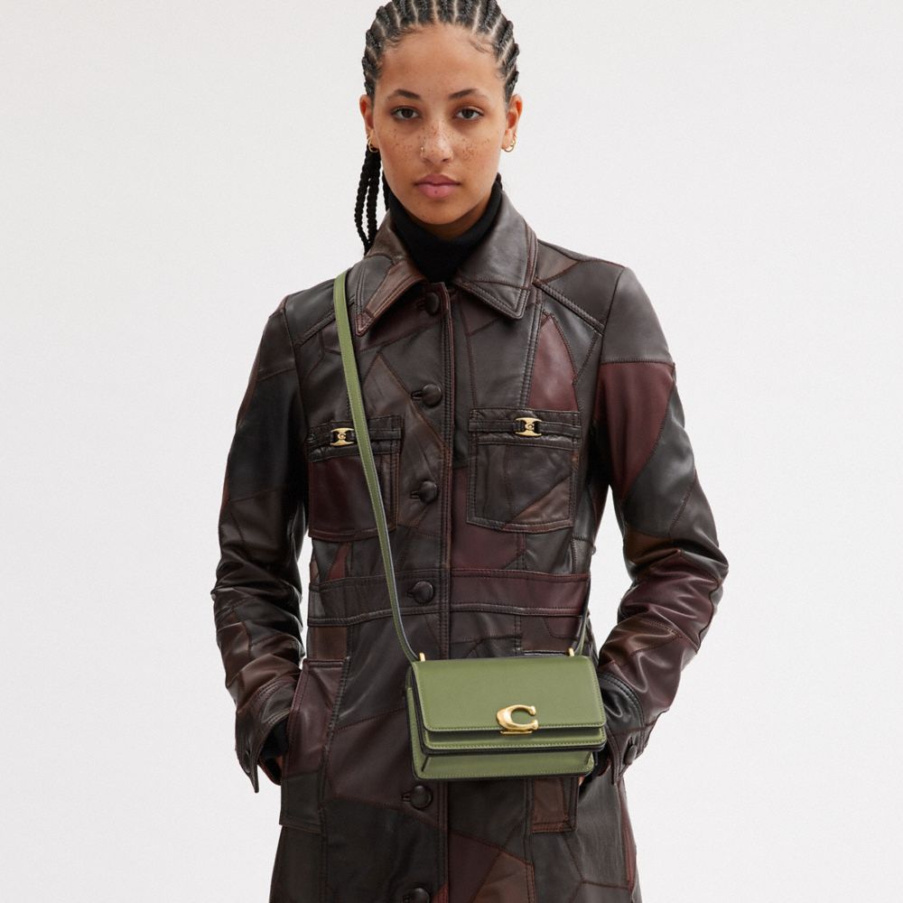 COACH®,SAC PORTÉ-CROISÉ BANDIT,Cuir de veau raffiné luxueux,Laiton/Mousse,Detail View