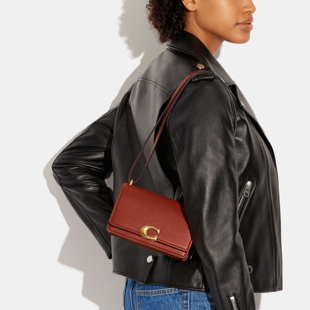 COACH®,SAC PORTÉ-CROISÉ BANDIT,Cuir de veau raffiné luxueux,Laiton/Rouille,Detail View