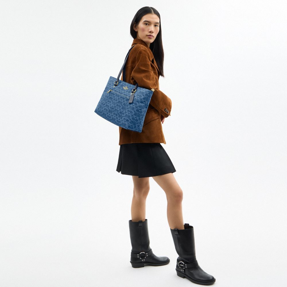 COACH®,CABAS STATION EN DENIM EXCLUSIF,Denim,Or/Indigo,Detail View