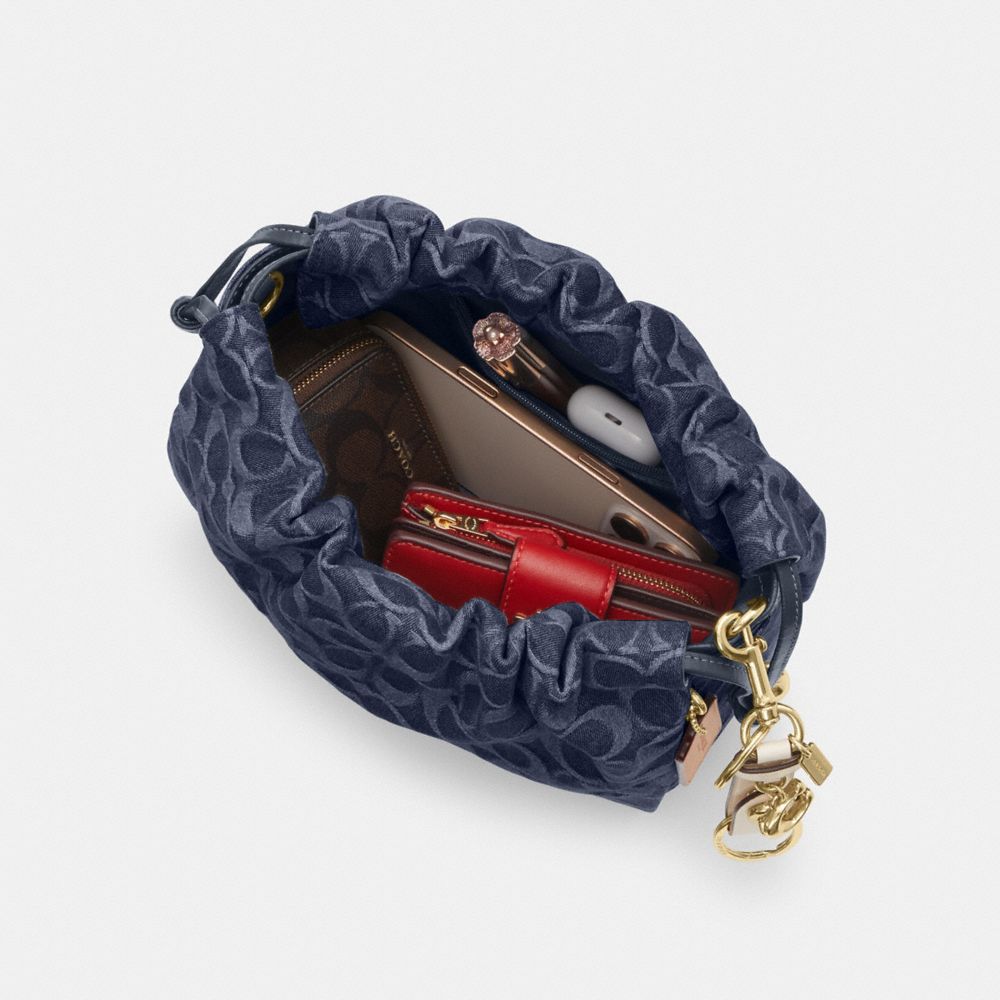COACH®,フェイ ドローストリング バッグ・シグネチャー デニム,斜め掛け&ボディバッグ,ｲﾝﾃﾞｨｺﾞ