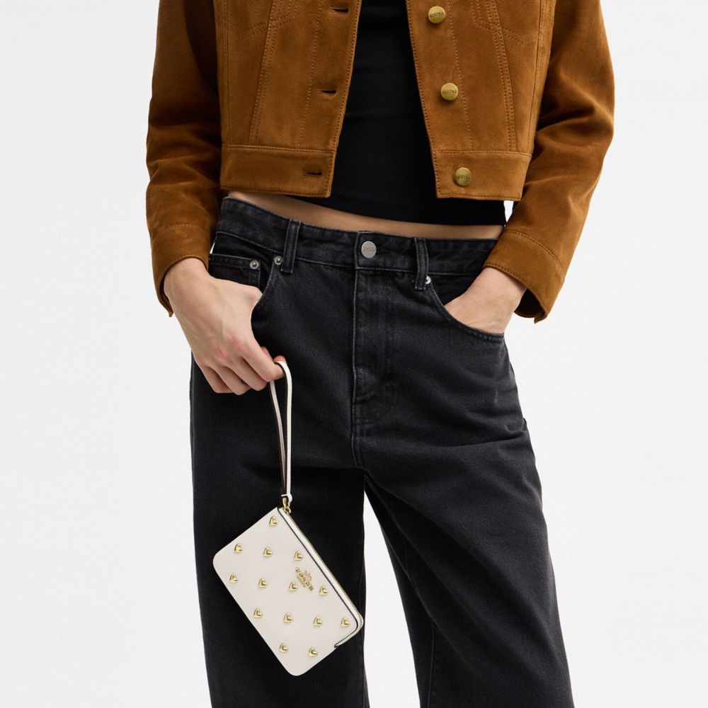 COACH®,WRISTLET À FERMETURE ZIPPÉE D’ANGLE AVEC CLOUS EN FORME DE CŒUR,Or/Craie,Detail View