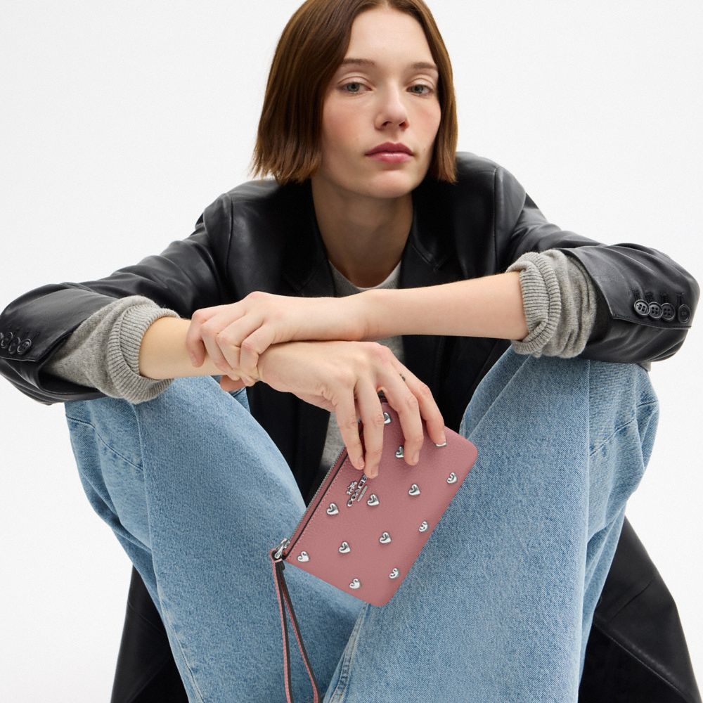 COACH®,WRISTLET À FERMETURE ZIPPÉE D’ANGLE AVEC CLOUS EN FORME DE CŒUR,Argenté,Detail View