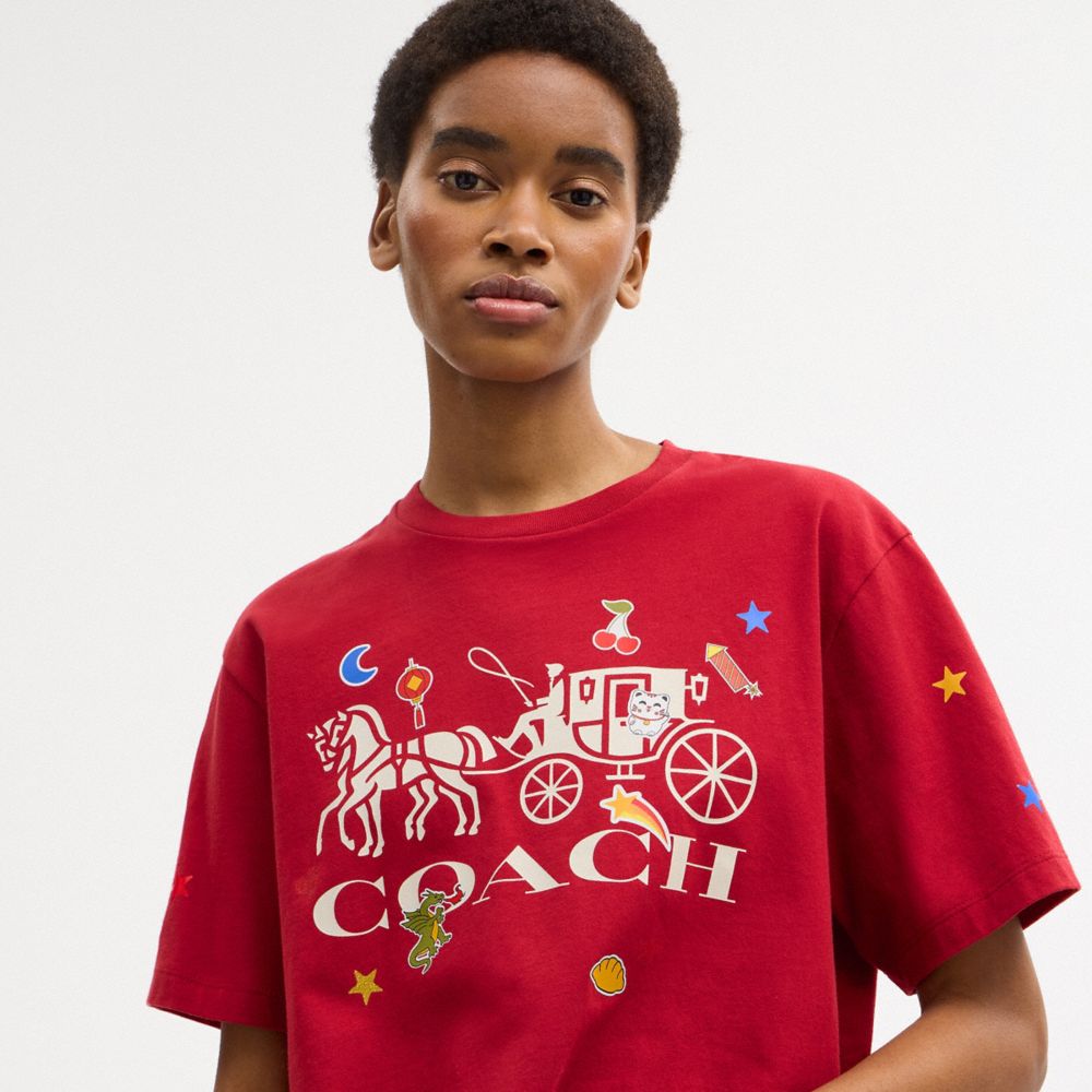 Женские футболки Coach Horse And Carriage Sticker T-Shirt In Organic Cotton — фото 5