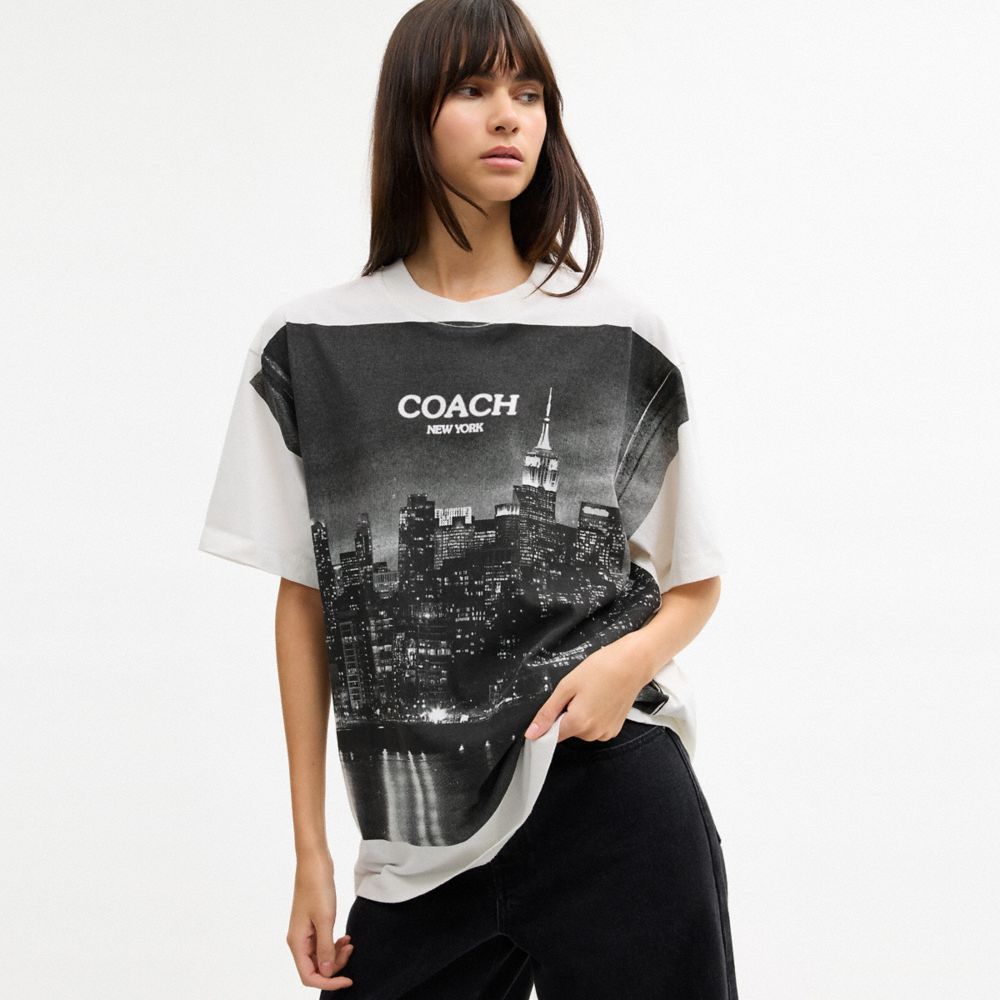 Женские футболки Coach Postcard Relaxed T-Shirt — фото 4