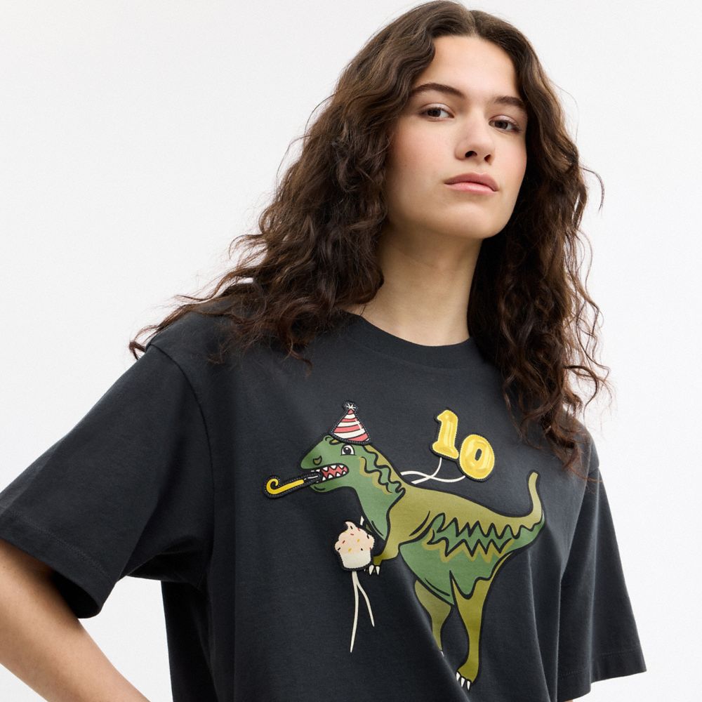 Женские футболки Coach Rexy 10th Birthday Relaxed T-Shirt In Organic Cotton — фото 4