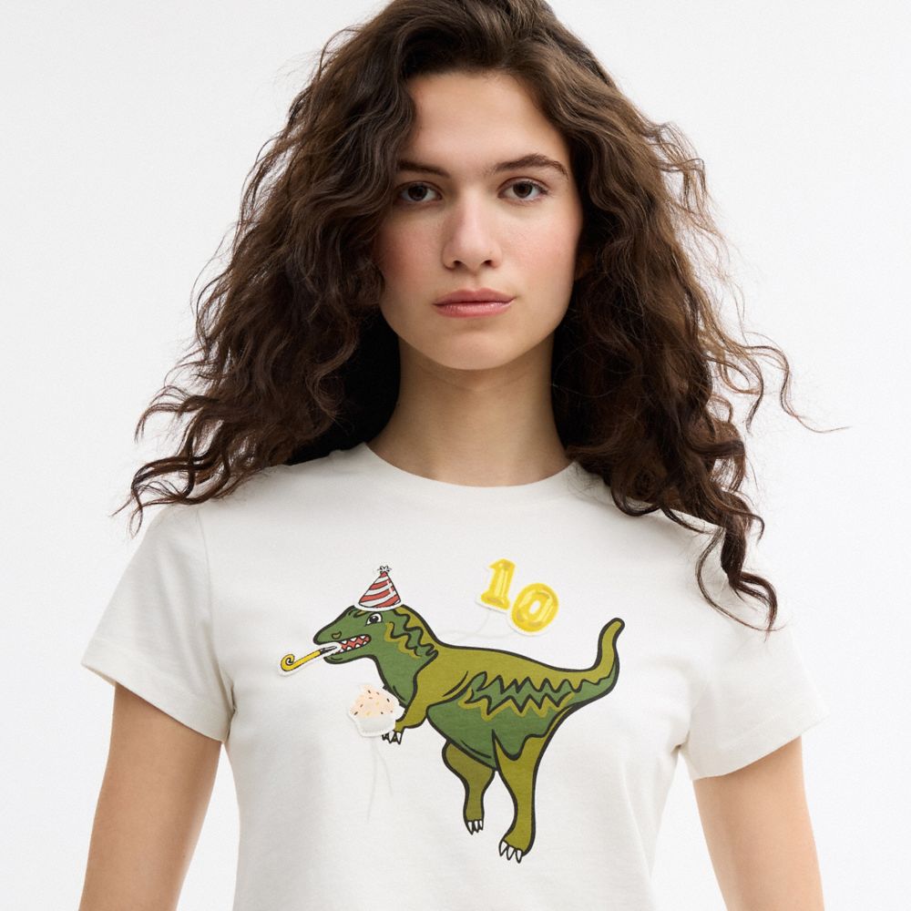 Женские футболки Coach Rexy 10th Birthday 90's Fit T-Shirt In Organic Cotton — фото 4