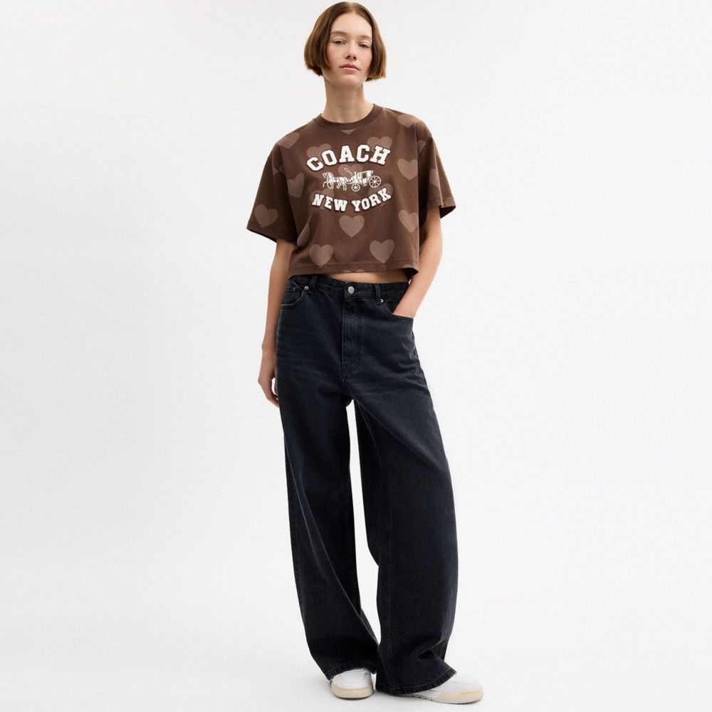 Женские футболки Coach Horse And Carriage Heart Cropped T-Shirt In Organic Cotton — фото 2