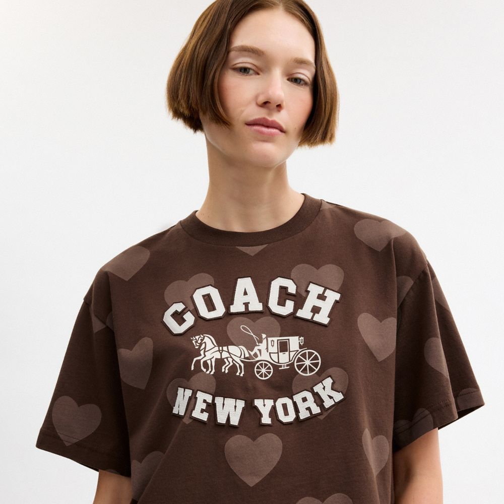 Женские футболки Coach Horse And Carriage Heart Cropped T-Shirt In Organic Cotton — фото 4