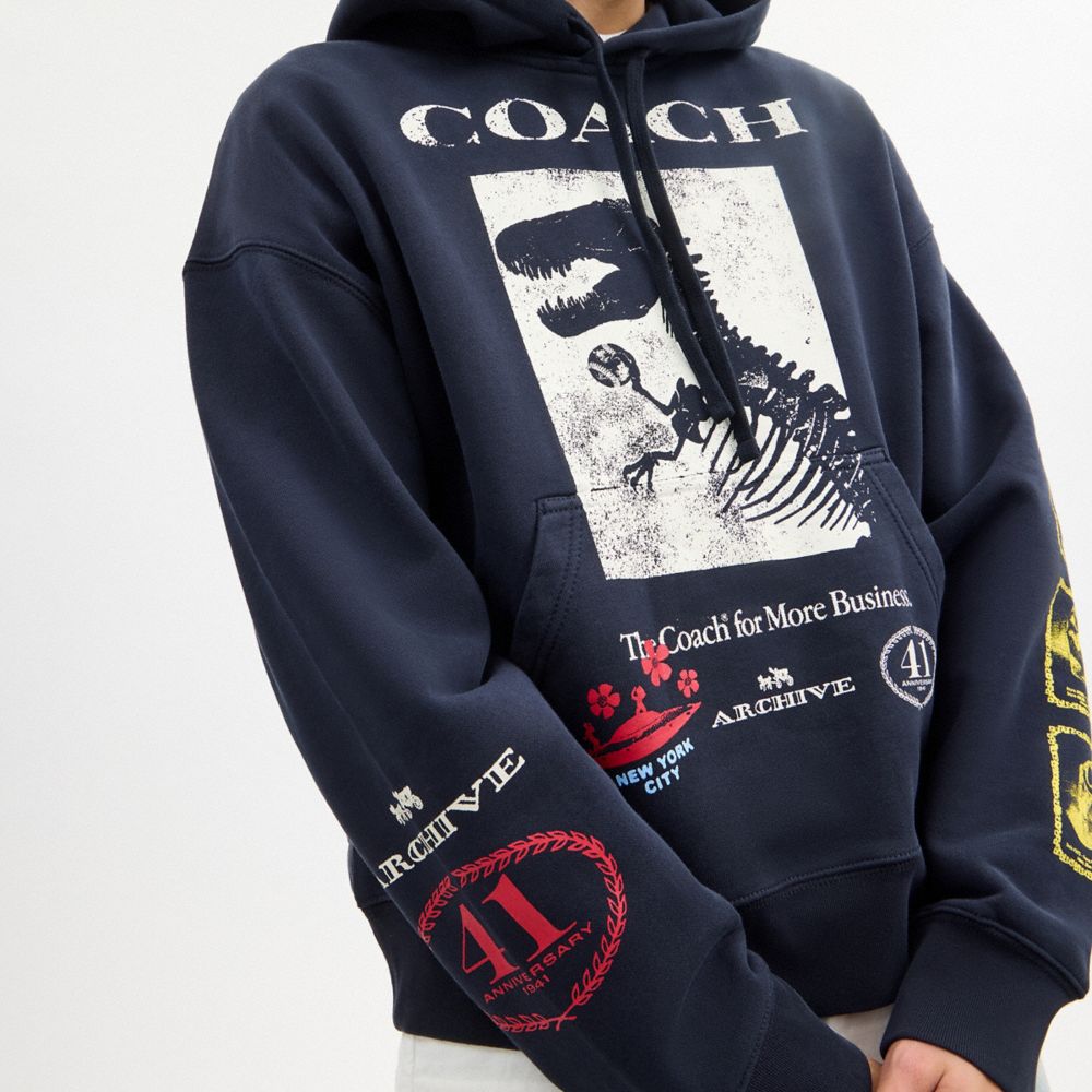 Coach Dinosaur Collage Relaxed Hoodie In Organic Cotton — фото 6