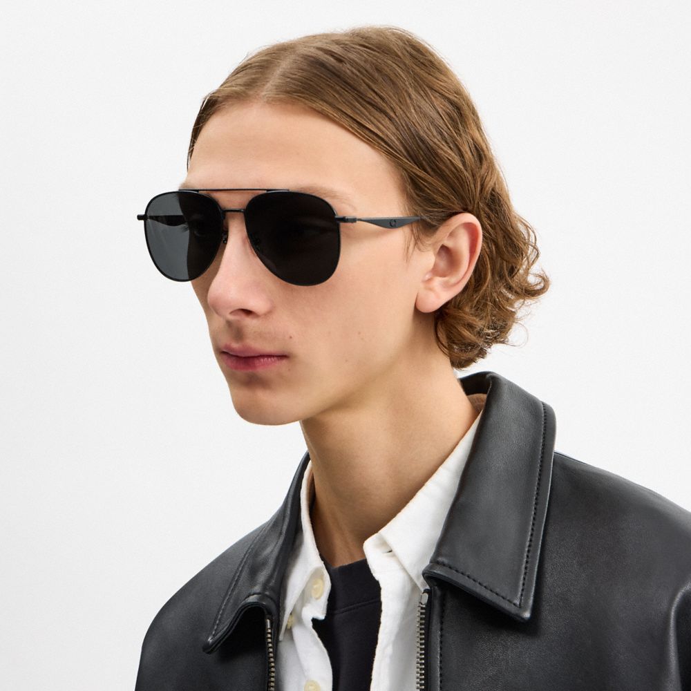 COACH®,LUNETTES DE SOLEIL PILOTE EN MÉTAL AVEC ÉLÉMENT « C »,Noir,Detail View
