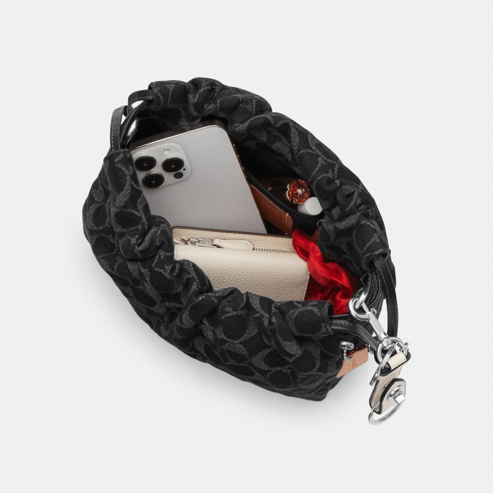 COACH®,フェイ ドローストリング バッグ・シグネチャー デニム,斜め掛け&ボディバッグ,ｼﾙﾊﾞｰ/ﾌﾞﾗｯｸ